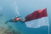 Basarnas Kupang mengibarkan Merah Putih di kedalaman 10 meter