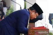 Presiden cium bendera Merah Putih sebelum diserahkan ke pembawa baki