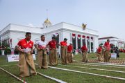 Balap Karung di halaman Istana Bogor
