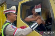 Satlantas Polres Banyuasin bagikan 1.000 bendera Merah Putih ke pengguna Jalan Lintas Timur