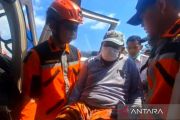 Basarnas mengevakuasi tujuh korban luka berat gempa NTT