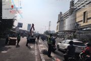 Dishub DKI evakuasi rambu roboh di Jalan Kyai Tapa Jakbar