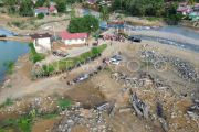 Upacara bendera di bekas lokasi bencana di Padang