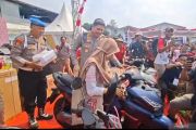 Tangis haru warga saat menang motor listrik di Jamuan Rakyat Kramat Jati