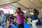 Personel Polda NTT berikan terapi USEFT kepada korban gempa di Maumere