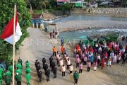 Upacara bendera di bekas lokasi bencana di Padang