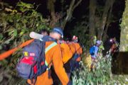 Tim SAR membawa turun jenazah pendaki terjatuh di kawah Gunung Slamet