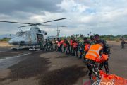 TNI AL menggunakan helikopter antar bantuan pangan untuk korban gempa NTT