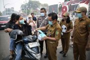 Pemkot Palangka Raya bagikan ribuan masker antisipasi dampak kabut asap
