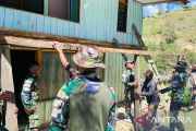 Prajurit Yonif 511/DY perbaiki rumah warga Yumaneri Papua Pegunungan