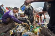 Nelayan menjaring sampah laut di Padang