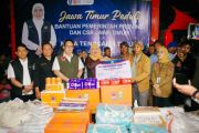Khofifah menyalurkan bantuan untuk warga terdampak gempa di Manggarai