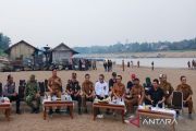 Shalahuddin nikmati suasana sore di Sungai Barito yang surut