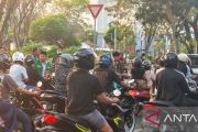 Ansor Kalteng dan PMII Palangka Raya puluhan ribu bagikan masker ke warga terdampak karhutla