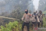 Bersama Tim, Kapolres Inhu berjibaku lakukan pemadaman kebakaran di Tanah Sitaan Negara