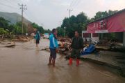 TNI/Polri bantu bersihkan rumah warga dari material banjir di Parigi Moutong