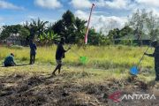 Prajurit Satgas Yonif 511/DY bersihkan lapangan Trikora Mamberamo Raya