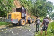 TNI dan masyarakat kerja sama bersihkan material banjir di Jalan Trans Sulawesi