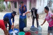 Damkarmat salurkan 4.000 liter air di Kecamatan Way Panji Lampung Selatan