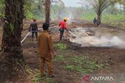 Personel Damkar PTPN IV Regional III bantu atasi Karhutla di areal masyarakat
