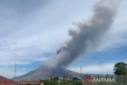 Gunung Sinabung erupsi kolom abu menjulang 3.500 meter
