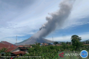 Gunung Sinabung erupsi hebat pada Senin pagi