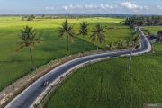 Pengaspalan jalan kawasan pertanian di Kendari