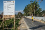 Pengaspalan jalan kawasan pertanian di Kendari