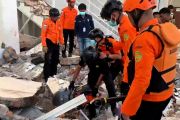 Basarnas evakuasi tiga korban tertimpa reruntuhan gempa NTT