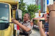 Polres Tarakan bagikan bendera Merah Putih jelang HUT RI