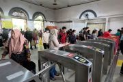 Warga luar kota padati Stasiun Bogor manfaatkan tarif KRL Rp8