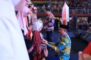 Lampung Barat beri seragam sekolah gratis kepada 1.998 siswa