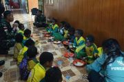 Yonif 136/TS wujudkan keinginan pelajar di Mulia dengan makan bersama