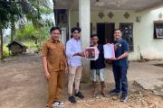 Pemuda Garagahan Agam selamatkan trenggiling terjebak di atas pelepah pinang