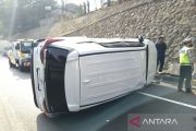 Kecelakaan di Tol JORR Jatiwarna, dua mobil ringsek dan dua orang luka