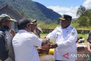 Pemkab Jayawijaya salurkan bantuan sosial ke warga terdampak bencana alam