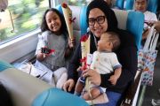 KAI Daop 6 bagikan cokelat-mawar sambut Hari Pelanggan Nasional 2026
