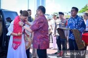 Putri Mahkota Victoria disambut Tenun Sasak dan minuman khas Lombok