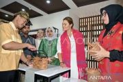 Putri Mahkota Victoria kagumi keberagaman kerajinan khas NTB