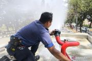 Pemkab Bogor semprot jalan di 11 wilayah, kurangi dampak abu vulkanik