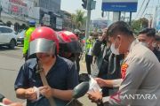 Polres Cianjur bagikan 2.000 masker antisipasi abu vulkanik Anak Krakatau
