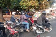 Polsek Kebayoran Baru bagikan masker antisipasi debu vulkanik