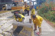 Bina Marga Jaktim pasang pengaman di lokasi jalan amblas Kali Buaran