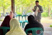 Tim PkM Universitas Baiturrahmah edukasi KWT Bayam Merah tentang inovasi produk berbasis minyak jeruk kasturi
