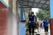 Damkarmat Lampung Selatan siram abu vulkanik di sejumlah fasilitas terdampak