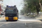 Cuaca ekstrem, Polda Kaltara turunkan Rantis AWC siram jalan berdebu