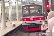 Penumpang yang diduga lompat ke rel Tanah Abang dievakuasi petugas