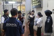 Polisi bantu balita yang sakit akibat tertahan di Bandara Soetta