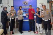 Satlantas Polresta Bukittinggi bagikan masker untuk wartawan