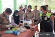 Polres OI bantu warga, beri layanan berobat gratis antisipasi dampak kabut asap